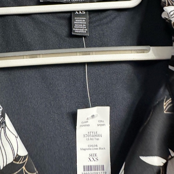 White House Black Market Fitted Wrap Blouse Black and White - Picture 4 of 10